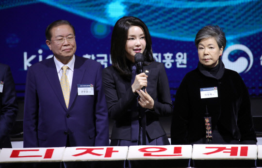 김건희 여사가 31일 오후 경기 성남 분당구 코리아디자인센터에서 열린 디자인계 신년 인사회에서 신년 덕담을 하고 있다. 대통령실통신사진기자단=연합뉴스